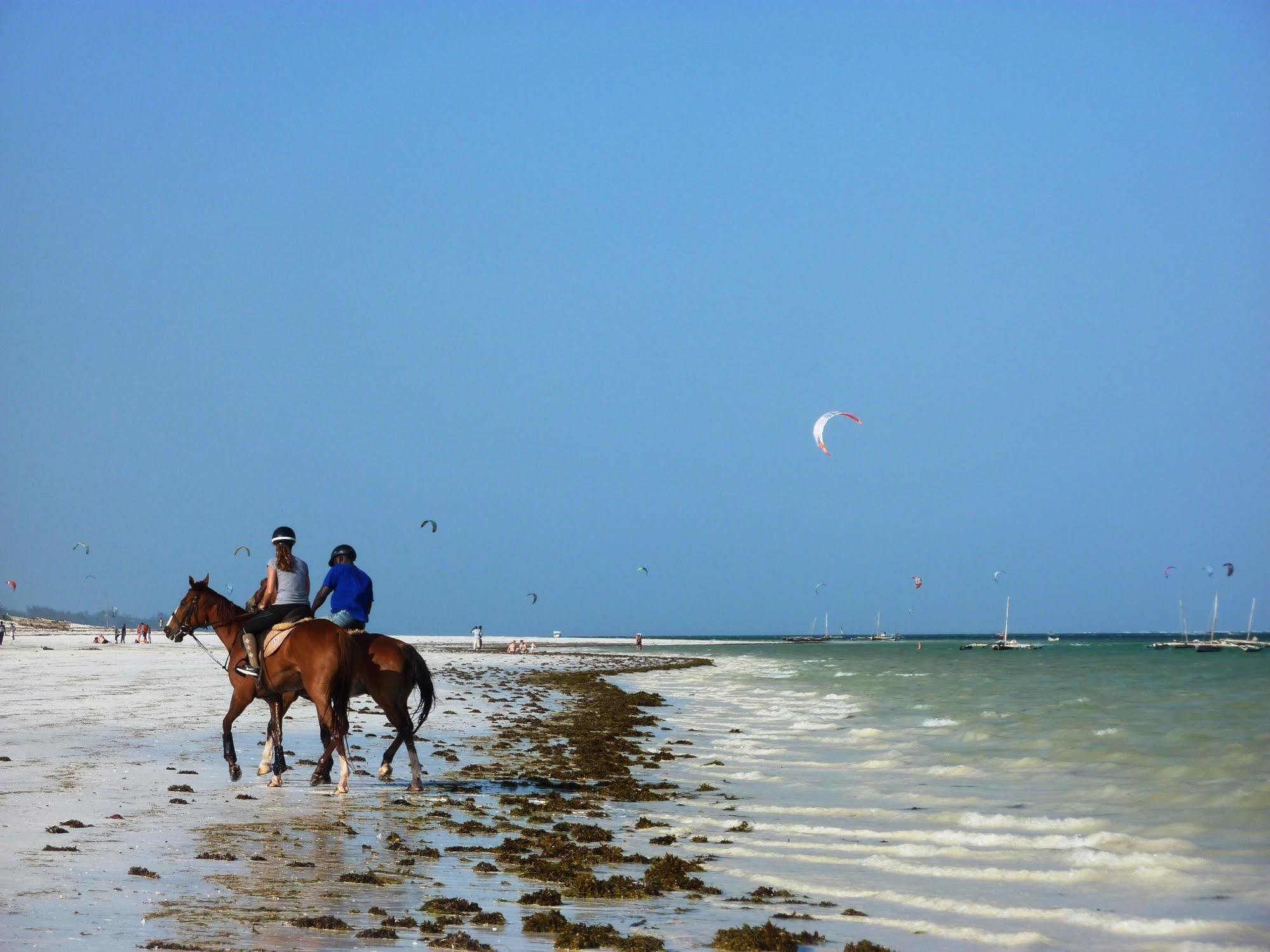 Lantana Galu Beach Diani Beach Buitenkant foto